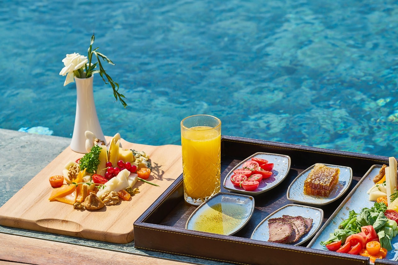 petit-dejeuner-piscine